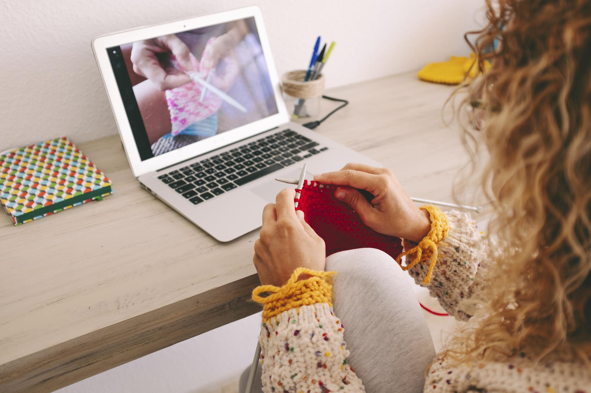 Tutor in videochiamata che mostra tecniche di ricamo